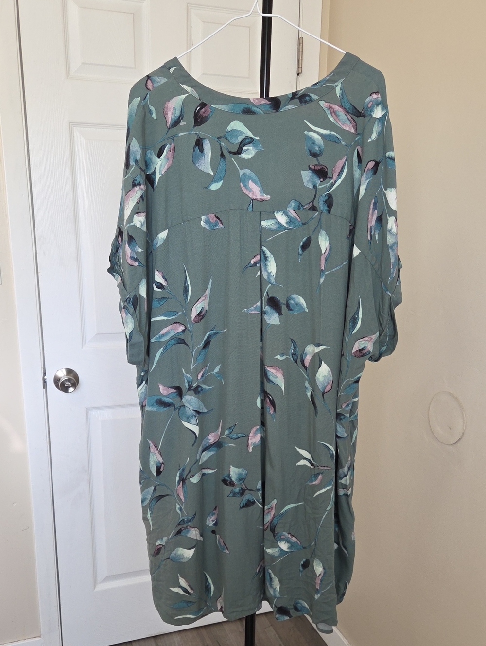 Reitmans Plus Size  Sage Green Floral V-Neck Tunic - Picture 7 of 7